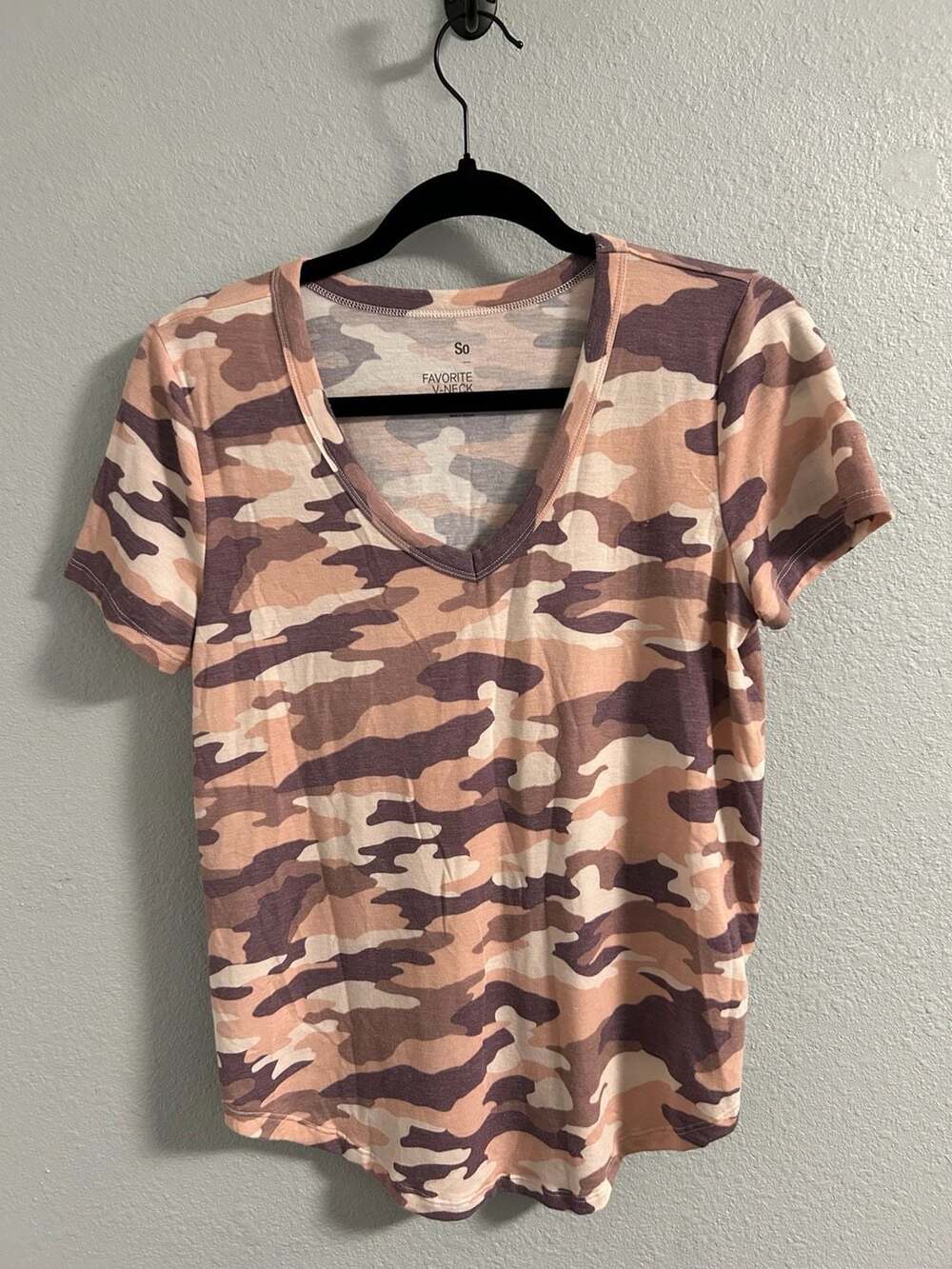 SO Favorite V-Neck T-Shirt Size M Pink Camo